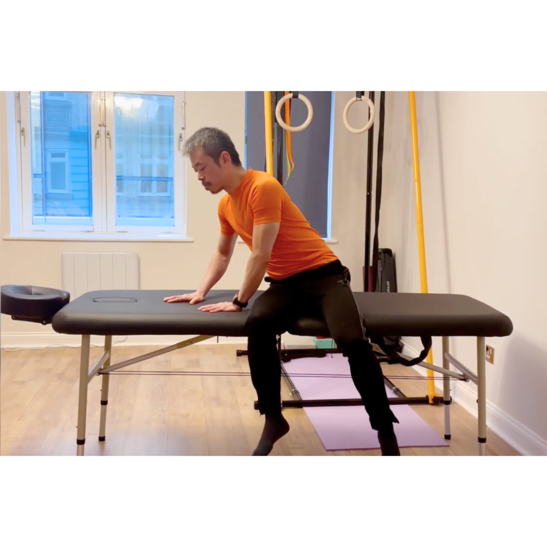 The Advantage 10.5kg massage table featuring an ultra-lightweight aluminium frame, adjustable telescopic legs, and dual built-in breathe hole options; a highly portable entry-level treatment couch for mobile sports therapists in Leeds that solves the problem of transport fatigue while remaining completely stable when a practitioner applies full body weight on the couch edge during client physical assessments. Available across the United Kingdom and Ireland. 